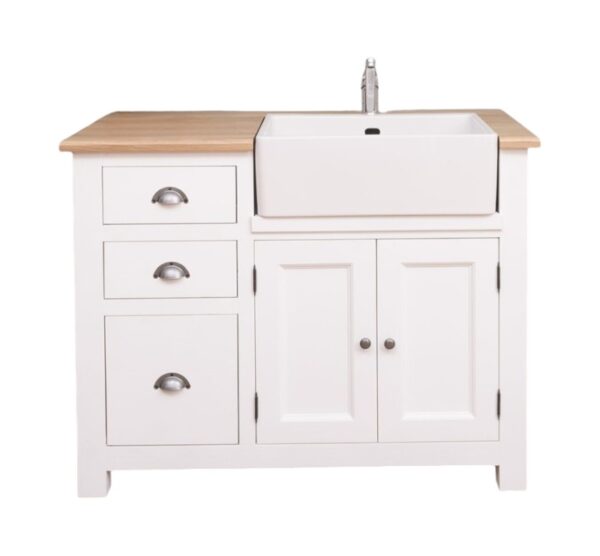 Landelijk houten keukenkast/keukenblok in de afmeting 118 x 65 x 90 cm. De keukenblok heeft lades, deurtjes, en een wasbak. Die landelijke boeren keuken is onderdeel van diverse koppelstukken. Je kan dit helemaal samenstellen. de keukenkast heeft de kleur wit met licht eiken blad.
