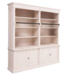 landelijk klassieke boekenkast met een ladder, deuren. de planken in de kast zijn verstelbaar. Gemaakt van massief hout eiken in de kleur roomwit, wit. Het kan op maat gemaakt worden. Villa Laura