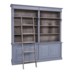 landelijk klassieke boekenkast met een ladder, deuren. de planken in de kast zijn verstelbaar. Gemaakt van massief hout eiken in de kleur zand en binnenkant zwartbruin beits Het kan op maat gemaakt worden. Villa Laura