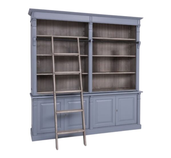 landelijk klassieke boekenkast met een ladder, deuren. de planken in de kast zijn verstelbaar. Gemaakt van massief hout eiken in de kleur zand en binnenkant zwartbruin beits Het kan op maat gemaakt worden. Villa Laura