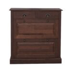 EIken houten landelijke schoenenkast met genoeg opbergruimte. De kast heeft bovenaan vier kleine lades met een komgreep. Daar onder zit 2 kleppen waar de schoenen in op geborgen kunnen worden. Gemaakt van massief eiken hout in de kleur kersen, wengé, walnoot, warm bruin. De kast kan op diverse manieren geverfd worden in verschillende kleuren en kan op maat gemaakt worden. Villa Laura
