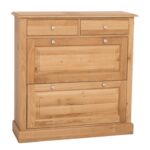 EIken houten landelijke schoenenkast met genoeg opbergruimte. De kast heeft bovenaan vier kleine lades met een komgreep. Daar onder zit 2 kleppen waar de schoenen in op geborgen kunnen worden. Gemaakt van massief eiken hout in de kleur naturel eiken. De kast kan op diverse manieren geverfd worden in verschillende kleuren en kan op maat gemaakt worden. Villa Laura