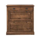 Eiken houten landelijke schoenenkast met genoeg opbergruimte. De kast heeft bovenaan vier kleine lades met een komgreep. Daar onder zit 2 kleppen waar de schoenen in op geborgen kunnen worden. Gemaakt van massief eiken hout in de kleur wit en warm bruin. De kast kan op diverse manieren geverfd worden in verschillende kleuren en kan op maat gemaakt worden. Villa Laura