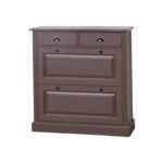 Landelijke schoenenkast met genoeg opbergruimte. De kast heeft bovenaan vier kleine lades met een komgreep. Daar onder zit 2 kleppen waar de schoenen in op geborgen kunnen worden. Gemaakt van massief eiken hout in de kleur antraciet grijs, donker bruin. De kast kan op diverse manieren geverfd worden in verschillende kleuren en kan op maat gemaakt worden. Villa Laura