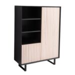 Moderne opbergkast/boekenkast Barcelona met latjes en hoge stalen U-poten. het heeft openvakken met planken en 2 deurtjes. Het kan op maat gemaakt worden. in de kleur zwart en licht eiken.