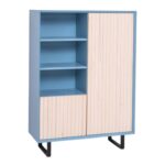 Moderne opbergkast/boekenkast Barcelona met latjes en hoge stalen U-poten. het heeft openvakken met planken en 2 deurtjes. Het kan op maat gemaakt worden. in de kleur blauw en licht eiken.