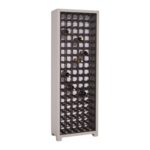 Een modern landelijke houten wijnkast/wijn rek voor meer dan 100 flessen. Het meubel kan op maat gemaakt worden. in de kleur licht grijs met warm eiken.