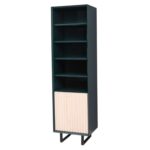 Modern landelijk boekenkast/badkamerkast met een deurtje van houten latjes.De kast staat op zwarte stalen pootjes. Gemaakt van massief hout eiken in de kleur donker blauw met licht eiken deurtje. De kast kan op verschillende manieren geverfd worden in verschillende kleuren en kan op maat gemaakt worden. Villa Laura