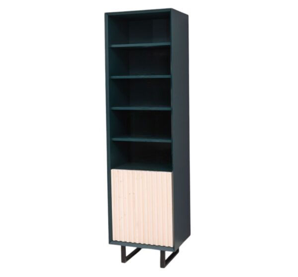 Modern landelijk boekenkast/badkamerkast met een deurtje van houten latjes.De kast staat op zwarte stalen pootjes. Gemaakt van massief hout eiken in de kleur donker blauw met licht eiken deurtje. De kast kan op verschillende manieren geverfd worden in verschillende kleuren en kan op maat gemaakt worden. Villa Laura