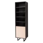 Modern landelijk boekenkast/badkamerkast met een deurtje van houten latjes.De kast staat op zwarte stalen pootjes. Gemaakt van massief hout eiken in de kleur zwart met licht eiken deurtje. De kast kan op verschillende manieren geverfd worden in verschillende kleuren en kan op maat gemaakt worden. Villa Laura