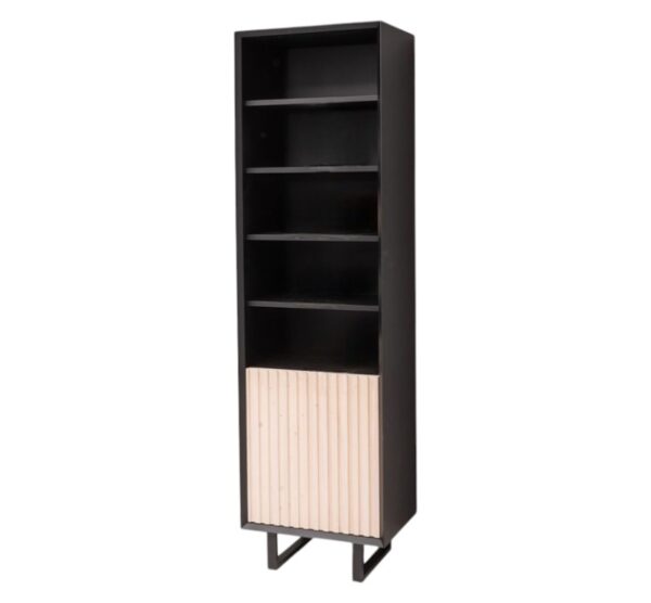Modern landelijk boekenkast/badkamerkast met een deurtje van houten latjes.De kast staat op zwarte stalen pootjes. Gemaakt van massief hout eiken in de kleur zwart met licht eiken deurtje. De kast kan op verschillende manieren geverfd worden in verschillende kleuren en kan op maat gemaakt worden. Villa Laura
