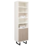 Modern landelijk boekenkast/badkamerkast met een deurtje van houten latjes.De kast staat op zwarte stalen pootjes. Gemaakt van massief hout eiken in de kleur antraciet grijs met licht eiken deurtje. De kast kan op verschillende manieren geverfd worden in verschillende kleuren en kan op maat gemaakt worden. Villa Laura