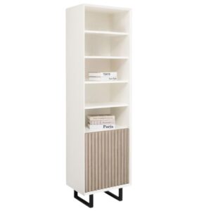 Modern landelijk boekenkast/badkamerkast met een deurtje van houten latjes.De kast staat op zwarte stalen pootjes. Gemaakt van massief hout eiken in de kleur antraciet grijs met licht eiken deurtje. De kast kan op verschillende manieren geverfd worden in verschillende kleuren en kan op maat gemaakt worden. Villa Laura
