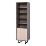 Modern landelijk boekenkast/badkamerkast met een deurtje van houten latjes.De kast staat op zwarte stalen pootjes. Gemaakt van massief hout eiken in de kleur antraciet grijs met licht eiken deurtje. De kast kan op verschillende manieren geverfd worden in verschillende kleuren en kan op maat gemaakt worden. Villa Laura