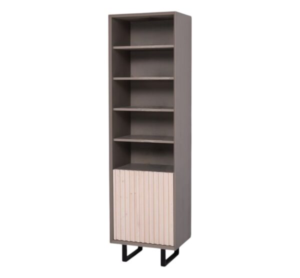 Modern landelijk boekenkast/badkamerkast met een deurtje van houten latjes.De kast staat op zwarte stalen pootjes. Gemaakt van massief hout eiken in de kleur antraciet grijs met licht eiken deurtje. De kast kan op verschillende manieren geverfd worden in verschillende kleuren en kan op maat gemaakt worden. Villa Laura