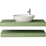 Massief eiken houten badkamermeubel planken die bevestigd zijn aan de wand. de wandmeubel kenmerkt zich door eenvoudige lijnen, een minimalistisch design en een moderne en elegante uitstraling.Het badkamermeubel heeft dubbele wasbak en kraan en een plank voor de handdoeken of toiletspullen. Het meubel kan op maat gemaakt worden of lengte 120 cm. in de kleur groen, olijfgroen. Villa Laura