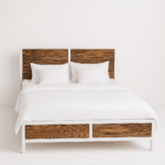 Modern landelijk houten bedframe Miami met rustiek vlakken in de afmeting 180 cm breed. Kan ook op maat gemaakt worden. in de kleur wit en warm bruin eiken.