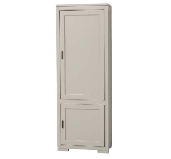 Moderne eiken opbergkast/kledingkast met twee deuren. Gemaakt van massief eiken hout in de kleur taupe, grijs, zand. Het meubel kan op verschillende manieren geverfd worden in verschillende kleuren en kan op maat gemaakt worden. Villa Laura