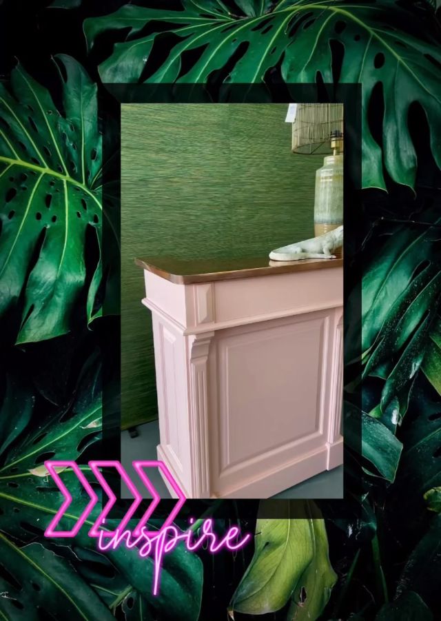 “Pink is Not just a color, it’s a attitude!” 

Deze bar/receptie/balie is echt een blikvanger!! Het is extravagant roze & koper en geweldig voor een modern & chique pub-themarestaurant, hotel, bij je thuis of op de zaak. 

Bar Rotterdam is in diverse maten en leverbaar in 75 kleuren. Blad kan in koper, messing, zink of hout. Zit jouw maar er niet tussen of wil je een andere indeling… het kan ook op maat gemaakt worden.  #roze #koper #extravagant #bar #barrotterdam #rozebar #chique #baropmaat #messing #zink #meubelsopmaat #projectinrichting #restaurantdesign #hospitality #villalaura #totaalinrichting #soberenchique #stoerwonen #maatwerkmeubels #custommadefurniture #luxewonen #womancave #mancave #stijlvolwonen #designbar #balie #receptie